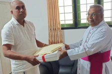 மன்னார் மறைமாவட்ட ஆயரிடம் உள்நாட்டில் தயாரிக்கப்பட்ட ஆடை கையளிப்பு