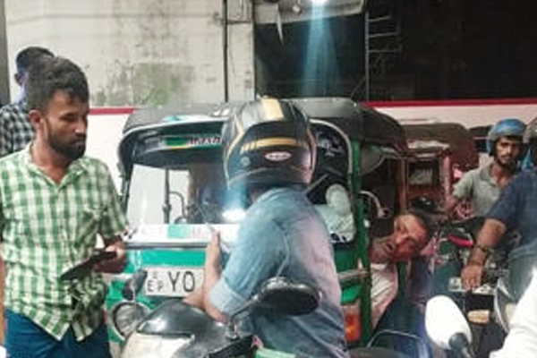 அம்பாறையில் மீண்டும் ஆரம்பமான பெட்ரோல் வரிசை! | Amparai Petrol Row Started Again