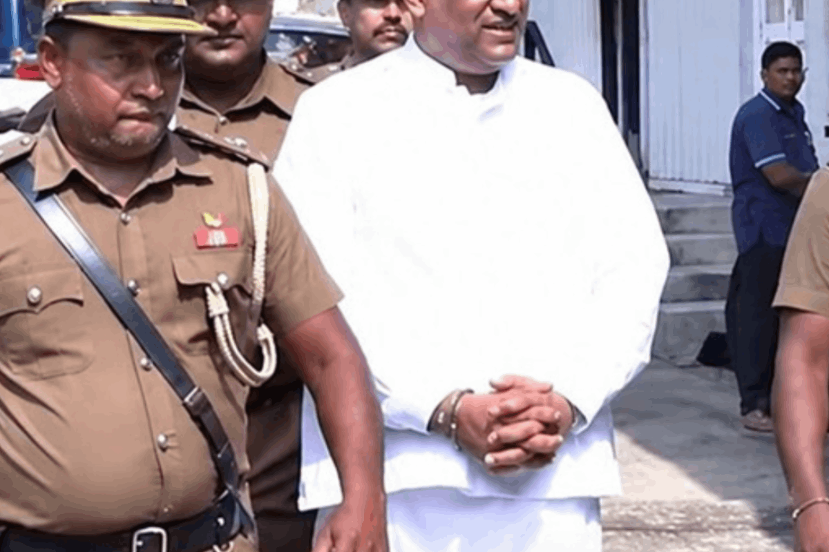 பலவந்தமாக அகற்றப்பட்ட ஞானசாரவின் உடை.. அரச தரப்பு தொடர்பில் கம்மன்பில கிளப்பும் சர்ச்சை | Gnanasara Thero Uniform Issue Gammanpila