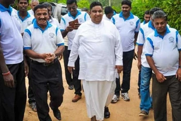 ஆளுங்கட்சி எம்பியை நோக்கி முட்டை வீச்சு தாக்குதல்