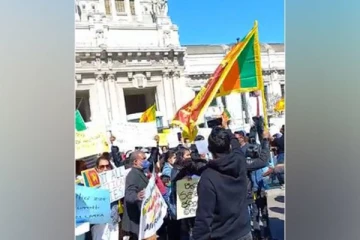 ඉතාලියේ මිලානෝ නුවර දී ශ්‍රි ලාංකිකයෝ පාරට බැස්ස හැටි මෙන්න...(VIDEO)