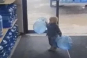 கனடாவில் பெற்றோருக்கு உதவும் 15 மாதக் குழந்தை: வைரல் வீடியோ