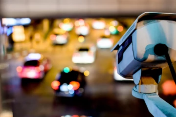 வேறொரு பெண்ணுடன் பைக்கில் பயணம் - மனைவியிடம் வசமாக சிக்கவைத்த டிராஃபிக் கேமரா!