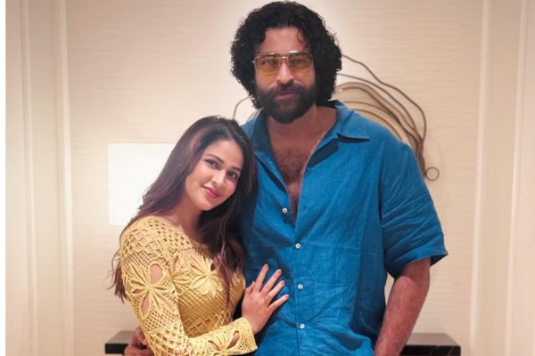 கர்ப்பமாக இருக்கும் லாவண்யா திரிபாதி.. Vacation முடிந்து விமான நிலையத்திற்கு கணவருடன் வந்த நடிகை | Pregnant Lavanya Tripathi At Airport With Husband