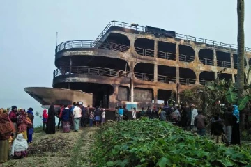 தீடிரென தீப்பிடித்து எரிந்த படகு: 40 பயணிகளுக்கு நேர்ந்த சோகம்!