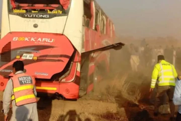 வெளிநாடொன்றில் இடம்பெற்ற இரு விபத்துக்கள்... 18 பேர் பரிதாபமாக உயிரிழப்பு!