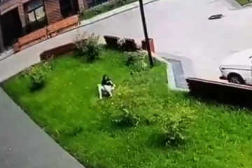 13-வது மாடியிலிருந்து விழுந்து தானே ஆம்புலன்சில் ஏறிய இளம்பெண்!