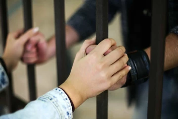 குழந்தை பெத்துக்கணும்.. ஜெயிலில் உள்ள கணவருக்கு பரோல் கேட்கும் மனைவி!