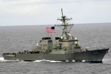 தென் சீனக் கடலில் நிற்கும் அமெரிக்காவின் போர்க்கப்பல்; அதிகரிக்கும் பதற்றம்