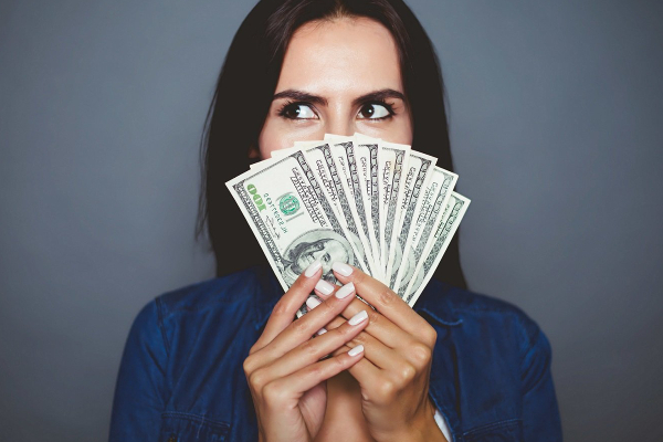 உங்க வீட்டில் இதில் ஒரு பொருள் இருந்தாலும் தூக்கி உடனே வீசுங்க... இல்லை பணக்கஷ்டம் போகாது? | Things In Your Home That Could Be Blocking Money