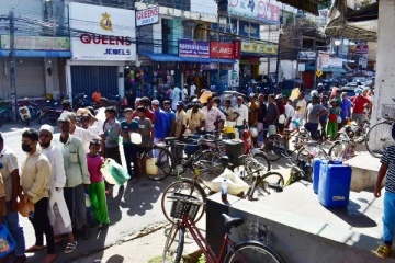 மட்டக்களப்பில் மண்ணெண்ணெய்க்காக அலைமோதிய மக்கள் கூட்டம் (Photos)