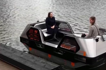 நெதர்லாந்தில் தானியங்கி மூலம் இயங்கும் மின்சார ரோபோ படகு