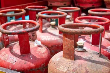 சரமாரியாக குறைந்த கேஸ் சிலிண்டர் விலை - எவ்வளவு பாருங்க!