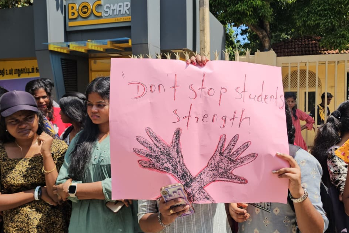 யாழ். பல்கலைக்கழகம் முன்பாக திரண்ட மாணவர்கள்! விரிவுரைகளை புறக்கணித்து ஆரம்பமான போராட்டம் | Students Gathered Front Of The University Jaffna