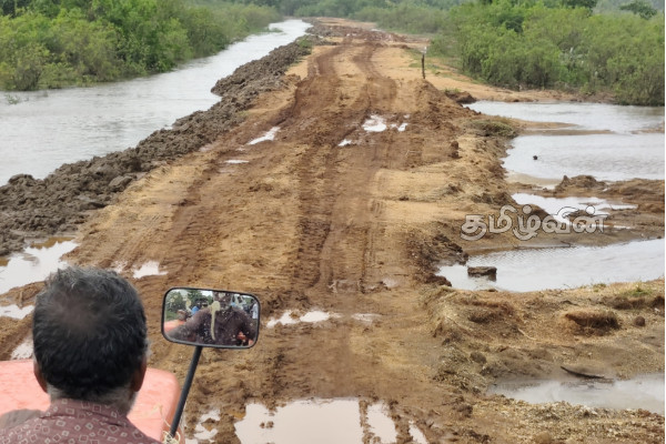 முல்லைத்தீவில் வீதியில்லாமல் அவதியுறும் விவசாயிகள் : நிலைமையை நேரில் சென்று ஆராய்ந்த ரவிகரன் எம்.பி | Farmers Suffer From Lack Of Roads In Mullaitivu