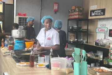 நூறு மணி நேரம் சமைத்து உலக சாதனை!