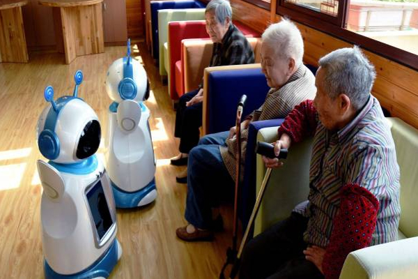 சீனாவில் முதியோர்களை பராமரித்து கொள்ளும் ரோபோ வடிவமைப்பு! | Robot Designed To Care For The Elderly In China