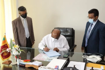 தனியார்துறையைச் சேர்ந்த ஊழியர்கள் ஓய்வு பெறும் வயதெல்லை : சட்ட மூலத்தில் கையொப்பமிட்டார் சபாநாயகர்