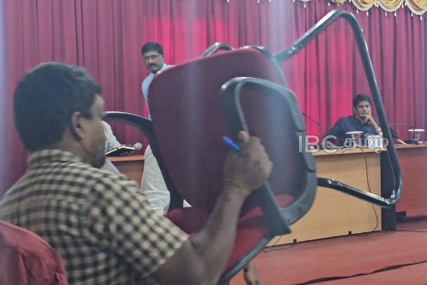 கள்ளத்தனமாக சென்ற பவானந்தராஜா எம்.பி - பிரதேச செயலகத்தில் குழப்பம் | Chaos At Divisional Secretariat Sandilipay Jaffna