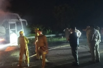 අධිවේගී මාර්ගයේ බස් රථයක් ගිනිගෙන 9ක් මරුට - ඉන්දිය නොයිඩාවේ ඛේදවාචකයක්