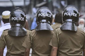 பொலிஸார் மீது தாக்குதல் நடத்திய நபர் இரு வாள்களுடன் கைது