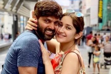 நடுக்கடலில் நின்று போஸ் கொடுத்த ஆர்யா - சயீஷா.. ரொமான்ஸ் அள்ளுது