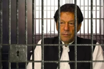 இம்ரான் கான் உயிருடன் உள்ளாரா? சமூக வலைதளங்களில் பரவும் அதிர்ச்சி புகைப்படங்கள்