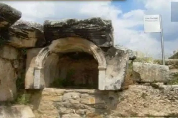 சினிமாவை மிஞ்சும் திகில் கதை! மனிதர்களை சூறையாடும் மர்ம குகை.. நடுங்க வைக்கும் பின்னணி?