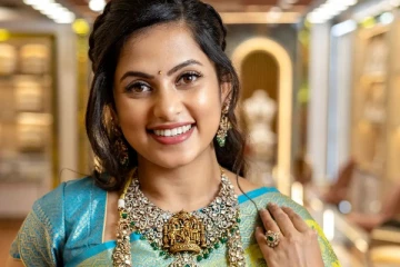 எதிர்நீச்சல் சீரியல் நடிகை மதுமிதாவா இப்படி.. வெளிநாட்டில் கிளாமர் உடையில் இப்படி இருக்கிறாரே