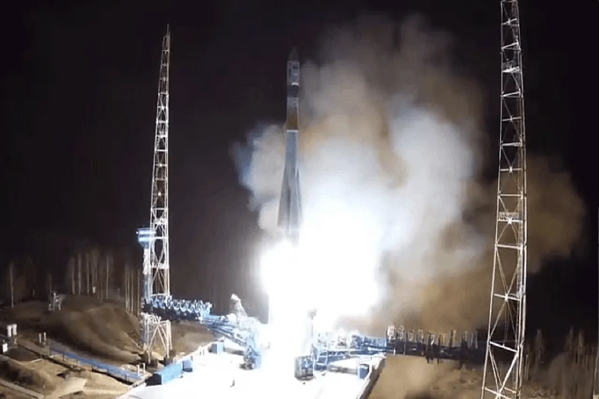 பாதுகாப்பு விண்கலத்துடன் விண்ணில் சீறிப்பாய்ந்த ரஷ்யாவின் சோயுஸ்-2.1பி ஏவுகணை | Soyuz 2 1B Rocket Launches Into Space