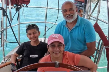 வீட்டை விற்று பாய்மர படகில் வாழும் இந்திய குடும்பம்: அவர்கள் கூறும் காரணம்