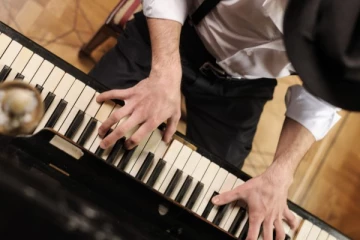 கனடாவில் பியானோ  ஆசிரியரின் மோசமான செயல்!