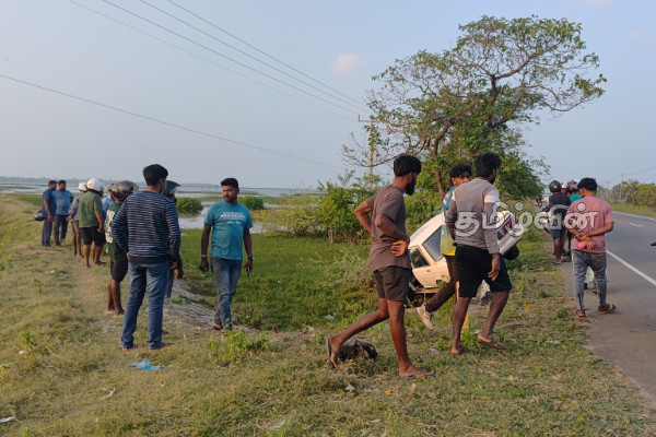 யாழ் நோக்கி பயணித்த கார் விபத்து! ஒரே குடும்பத்தைச் சேர்ந்த மூவர் பலத்த காயம் | Jaffna Accident