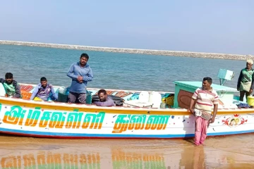 இந்திய மீனவர்கள் மீது நடுக்கடலில் தாக்குதல் - இலங்கை கடற்படை கொடூரம்