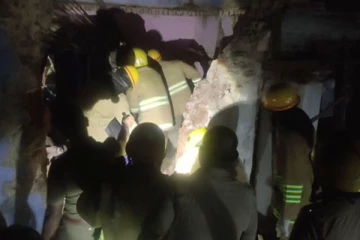 கனமழையால் வீடு இடிந்து விழுந்து தந்தை, மகள் சம்பவ இடத்தில் துடிதுடித்து பலி - சோகத்தில் மூழ்கிய கிராமம்