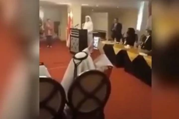 உரையாற்றிக்கொண்டிருக்கையில்  திடீரென உயிரிழந்த தூதர்! அதிர்ச்சியை ஏற்படுத்திய  சம்பவம் (Video)