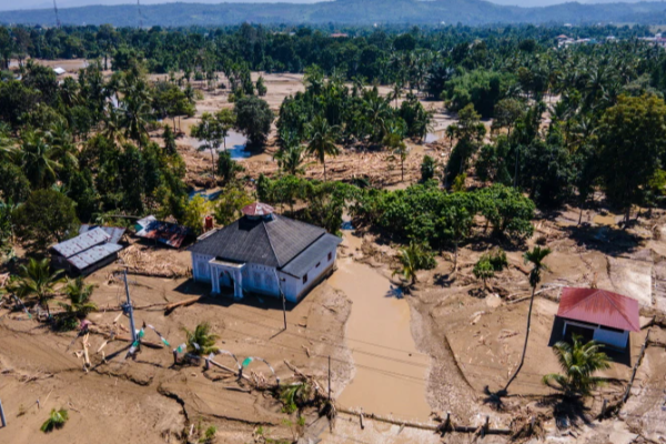 ஆசியாவை வாட்டி எடுக்கும் காலநிலை.. மற்றுமொரு நாட்டில் 900 உயிரிழப்புக்கள் | Death Toll From Indonesia Floods Passes 900