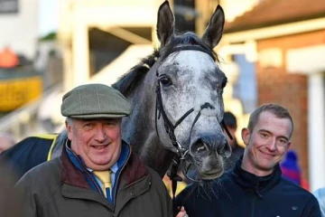 இங்கிலாந்தில் பார்வையாளர்கள் முன்னிலையிலேயே குதிரையிலிருந்து தூக்கிவீசப்பட்டு உயிரிழந்த 25 வயது ஜாக்கி!