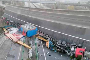 மேம்பாலம் இடிந்து வீழ்ந்ததில் விழுந்து நொறுங்கிய வாகனங்கள் ; நால்வர் பலி