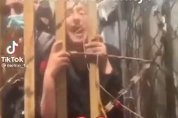 help- help என கதறும் ஆப்கானிஸ்தான் பெண்! கண்கலங்க வைக்கும் வீடியோ! | 5455