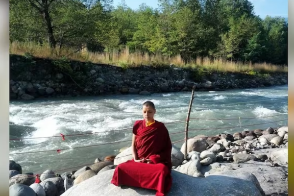 புத்த துறவியாக மாறிய “மிஸ் இந்தியா” பட்டத்திற்கு போட்டியிட்ட பாலிவுட் நடிகை..! - தமிழ்நாடு