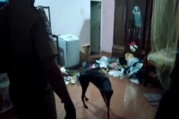 පොලිස් ලොක්කෙකුගේ නිවස කොල්ලකයි..!