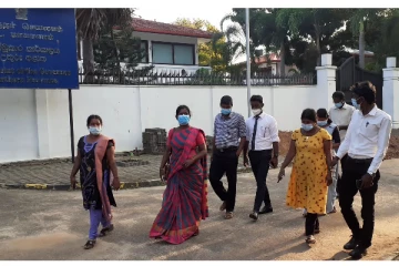 ஆளுநரின் வாக்குறுதியை அடுத்து கைவிடப்பட்டுள்ள அரசியல் கைதிகளின் உறவினர்களின் போராட்டம் (PHOTOS)