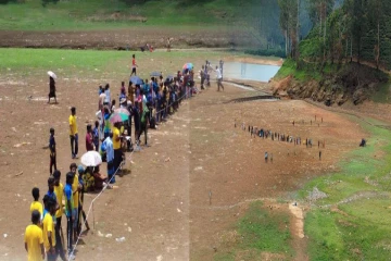 கடும் வறட்சி : விளையாட்டுமைதானமாக மாறிய நீர்த்தேக்கங்கள்