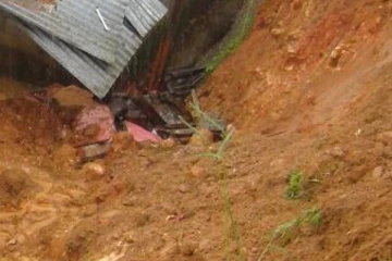 නිවැසියන් සිටියදීම නිවසක් මතට පස් කන්දක් කඩා වැටේ