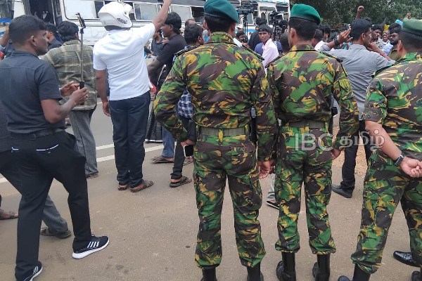 சுதந்திர தின கரிநாள் பேரணியில் பதற்றம்! இடைமறித்த அதிரடிப்படை | Independence Day Protest Begins