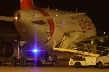 அவசரமாக தரையிறங்கிய விமானத்திலிருந்து குதித்து தப்பியோடிய பயணிகள்!