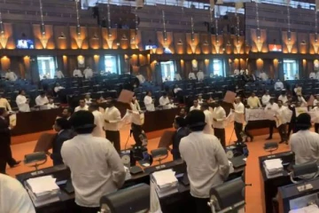 நாடாளுமன்றத்திற்குள்ளும் போராட்டம்! சபை மீண்டும் ஒத்திவைக்கப்பட்டது (Video)