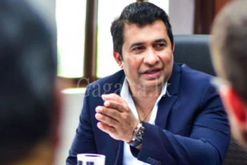 හිටපු ක්‍රීඩා අමාත්‍ය රොෂාන්ගේ කෑමට වස දමයි. - (VIDEO)