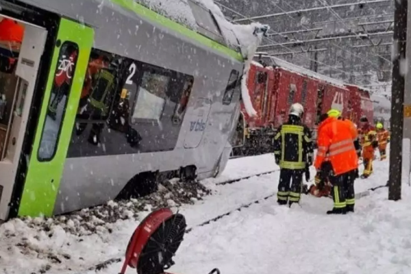 சுவிட்சர்லாந்தில் 80 பேருடன் தடம் புரண்ட ரயில் ; ஹெலிகாட்பர்கள் மூலம் மீட்பு பணி | Swiss Train Derails In Avalanche With 80 Onboard